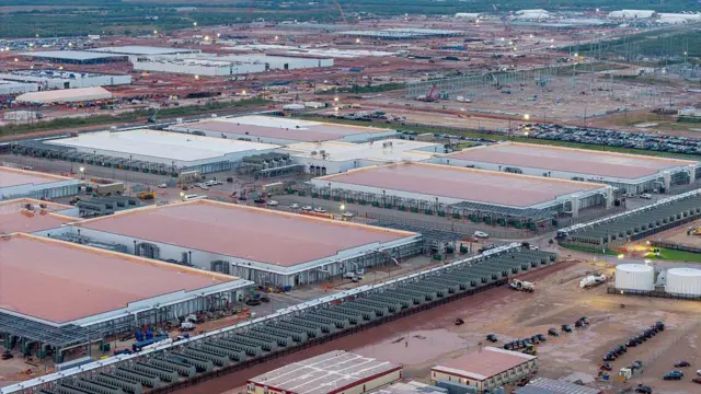 “后果将非常严重”:硅谷对AI泡沫破裂的担忧正在升温 - Jake blog 巨大的建筑物正在建造中,长长的地段上可见起重机和鹰架。